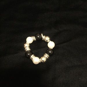 🆕 Black and Silver Pearl beads bracelet.